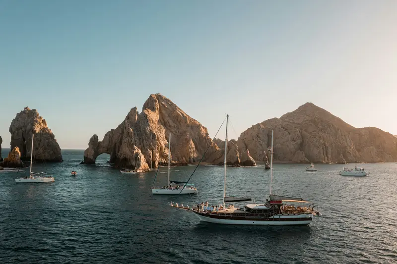 Lanchas frente al Arco de Cabo San Lucas